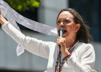 Venezuelan opposition leader María Corina Machado presents Nobel medal to Trump despite institute ban